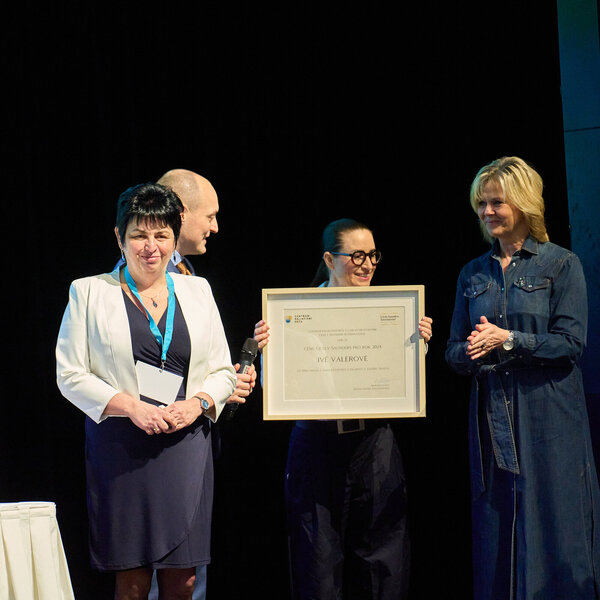 Iva Valerová při přebírání ceny Cicely Saunders
