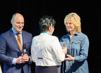 Vrchní sestra hospice převzala z rukou první dámy Evy Pavlové významné ocenění Cicely Saunders